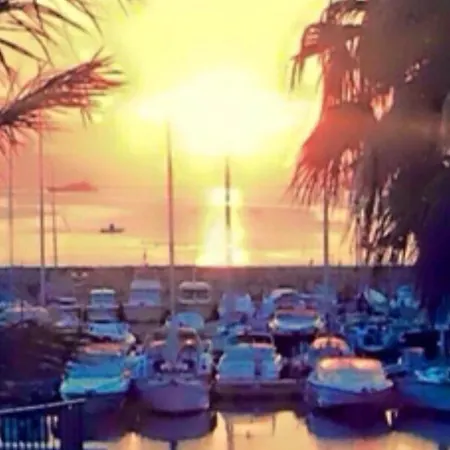 Petit Cocon Magnifique Vue Sur Marina Dans Le Golfe De Saint Tropez 公寓 *